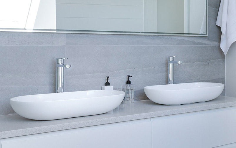 Delo blogpost - i miscelatori a corpo alto - doppio lavabo a bacinella moderno