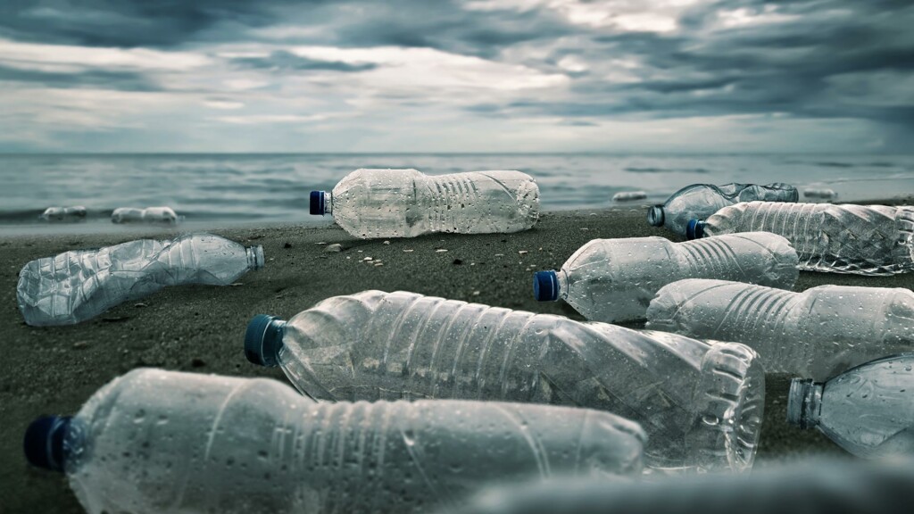 Delò - bere acqua del rubinetto fa bene - bottigli plastica abbandonate rifiuti